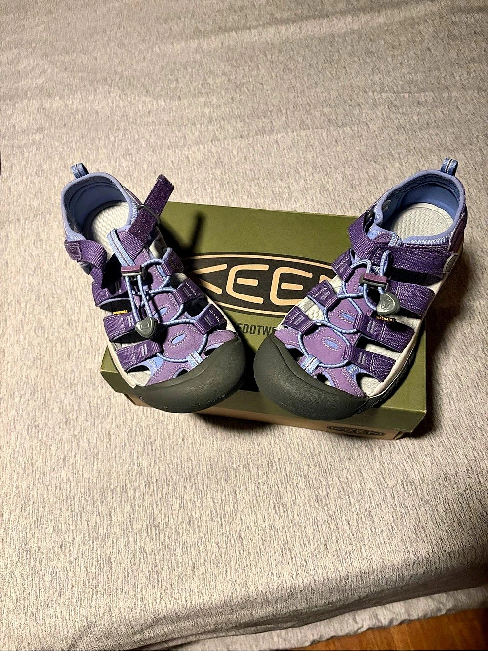 KEEN Whisper Purple Black Sandals US 6 Like New